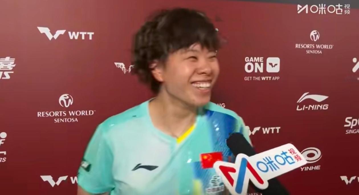 王艺迪被记者cue新发型...
      王艺迪今天好开心丫，面对每一个记者的