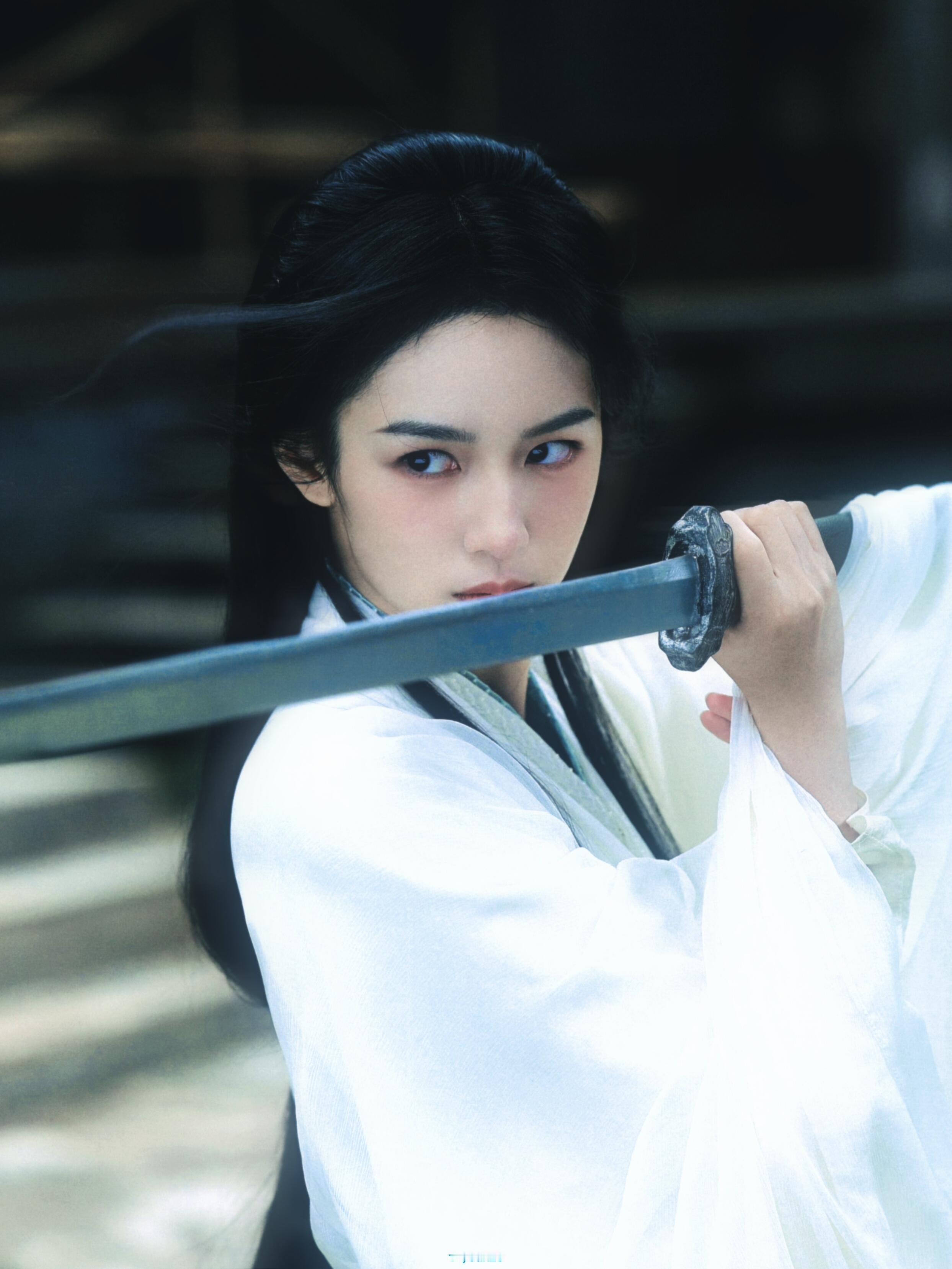 周也和姐姐 大明星和设计师【周也】自年幼握剑之时，我便知道自己会是剑道魁首，江湖