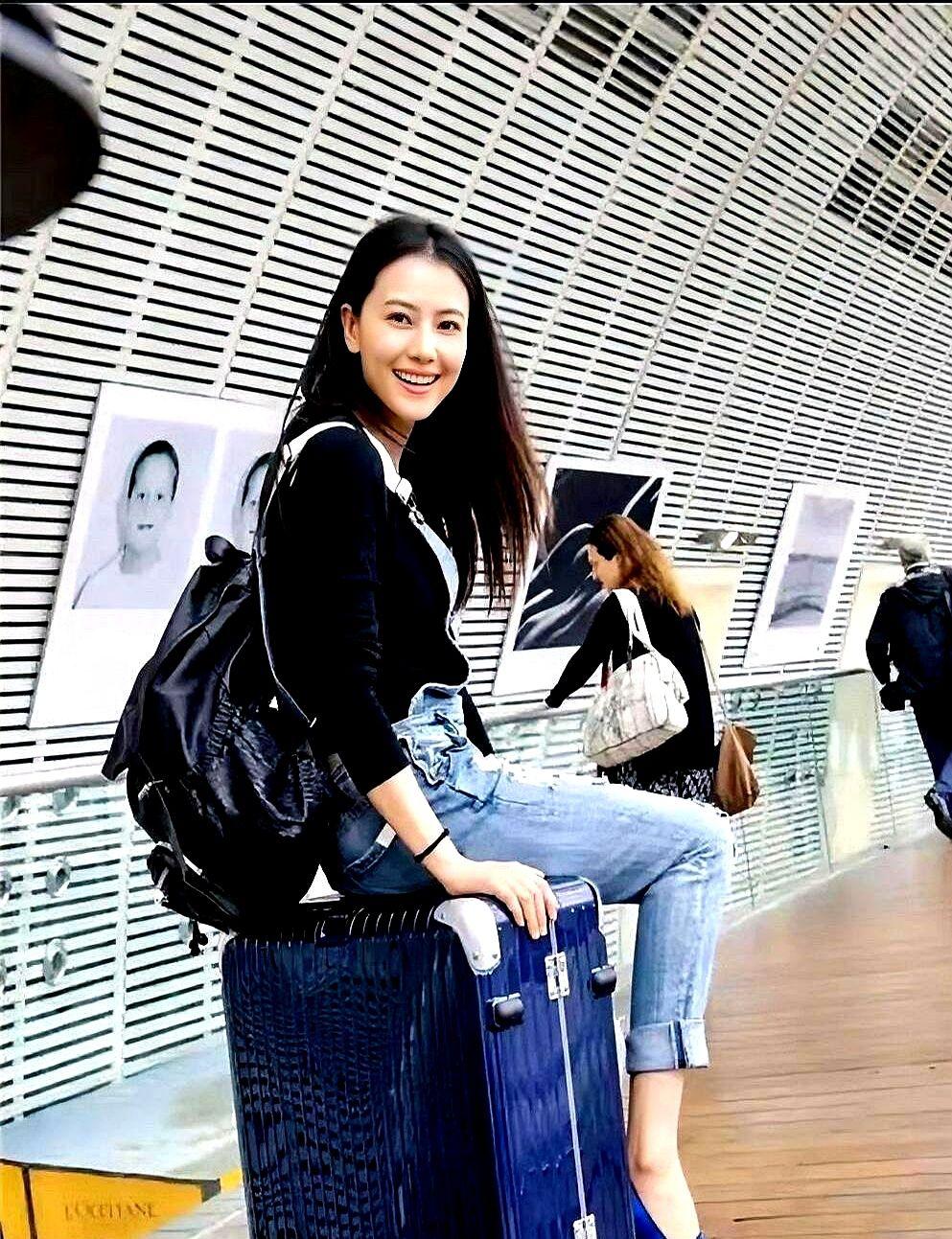 最近某女星在《花儿与少年·丝路季》的西装造型，直接杀上热搜！黑色廓形西装配高马尾