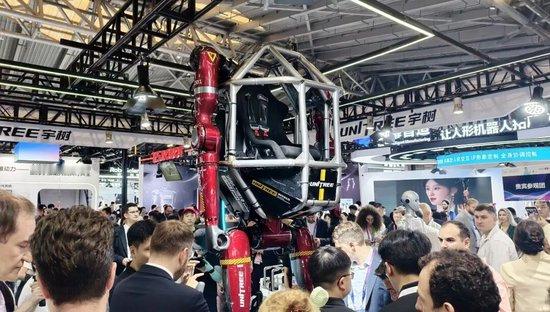 【王兴兴回应造390万元载人机甲：宇树不造别人也会造，大型机器人是必然趋势】9月