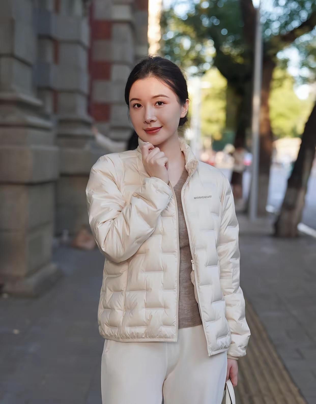 秋日穿搭指南：米色羽绒服+白色裤子，温暖又时尚！🍂👗👠