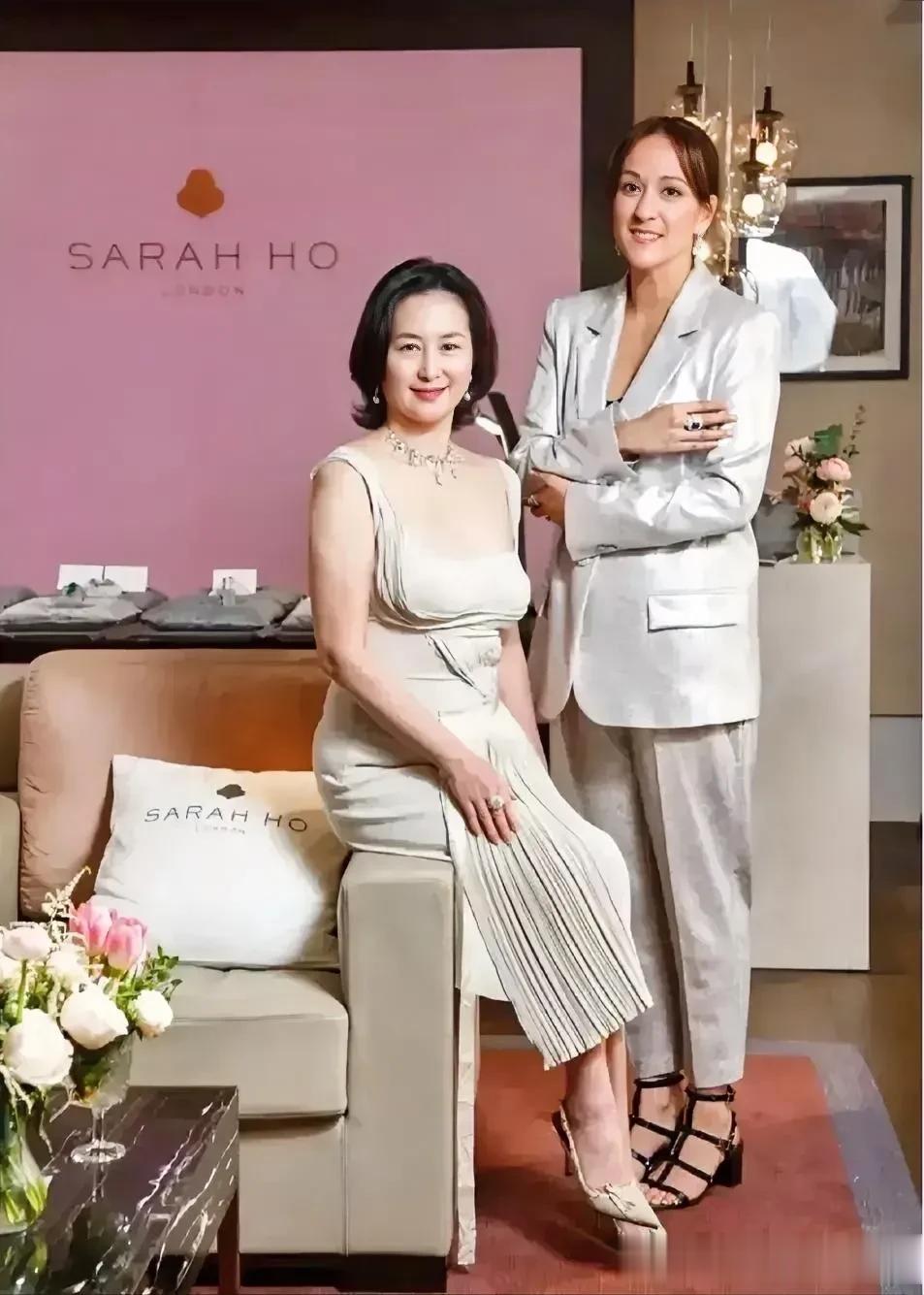 何超琼与大房孙女何家华合影照，姑侄俩身上都有一种贵气啊。

黎婉华的孙女何家华是