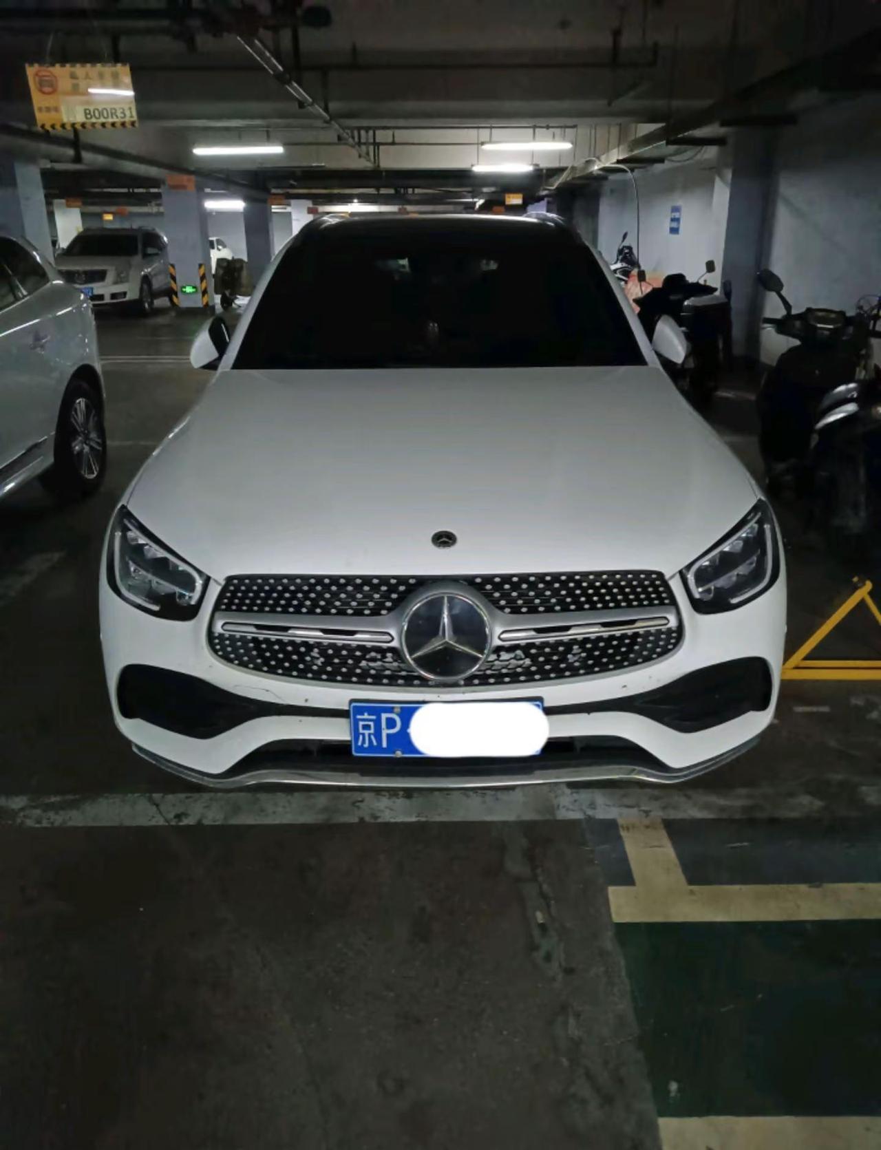 北京车牌奔驰白色SUV汽车。京P车牌奔驰GLC白色中型SUV车型，型号是奔驰GL