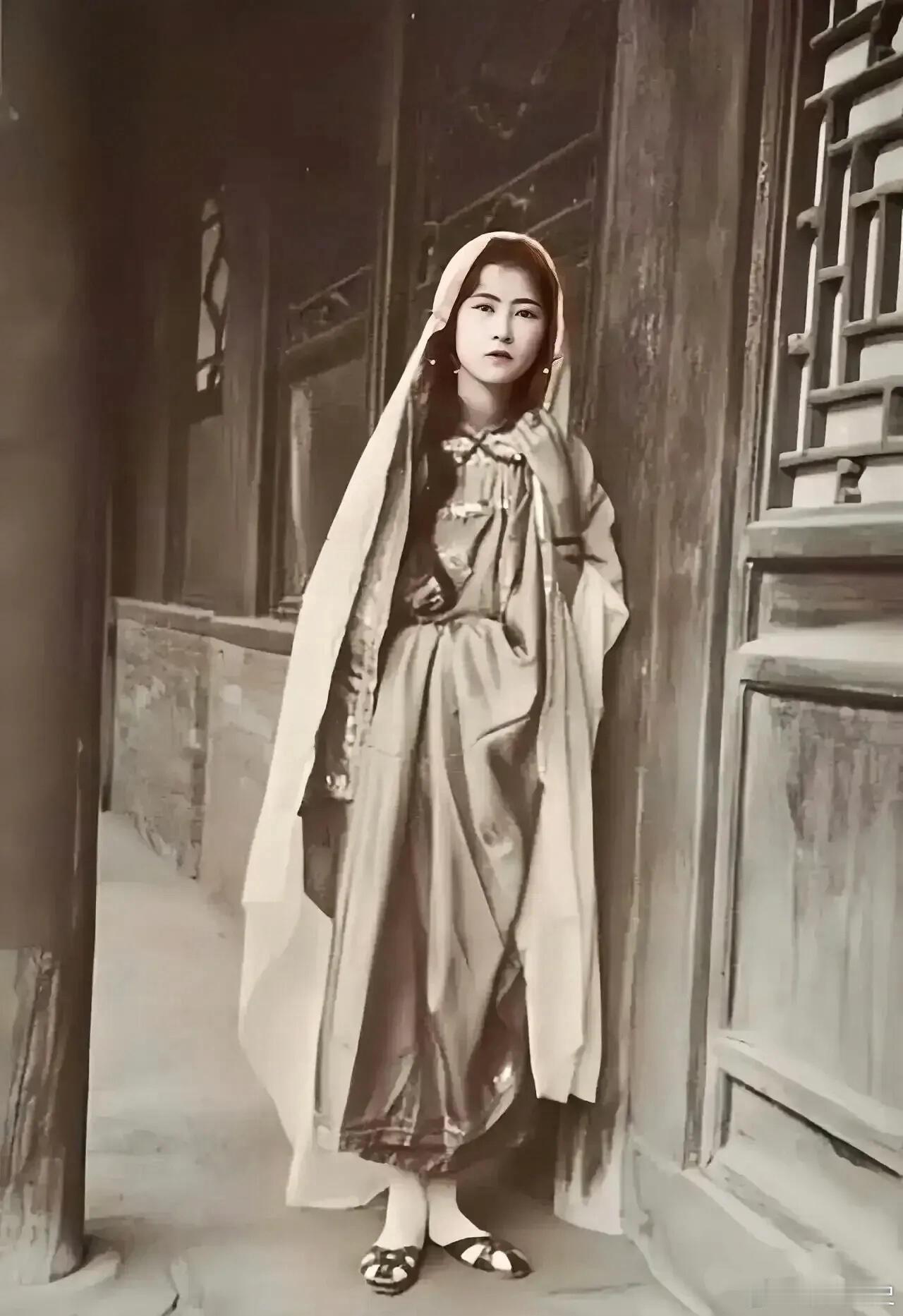 1924年，20岁的林徽因罕见的“印度公主”扮相的留影，照片中的她穿着戏装，头披