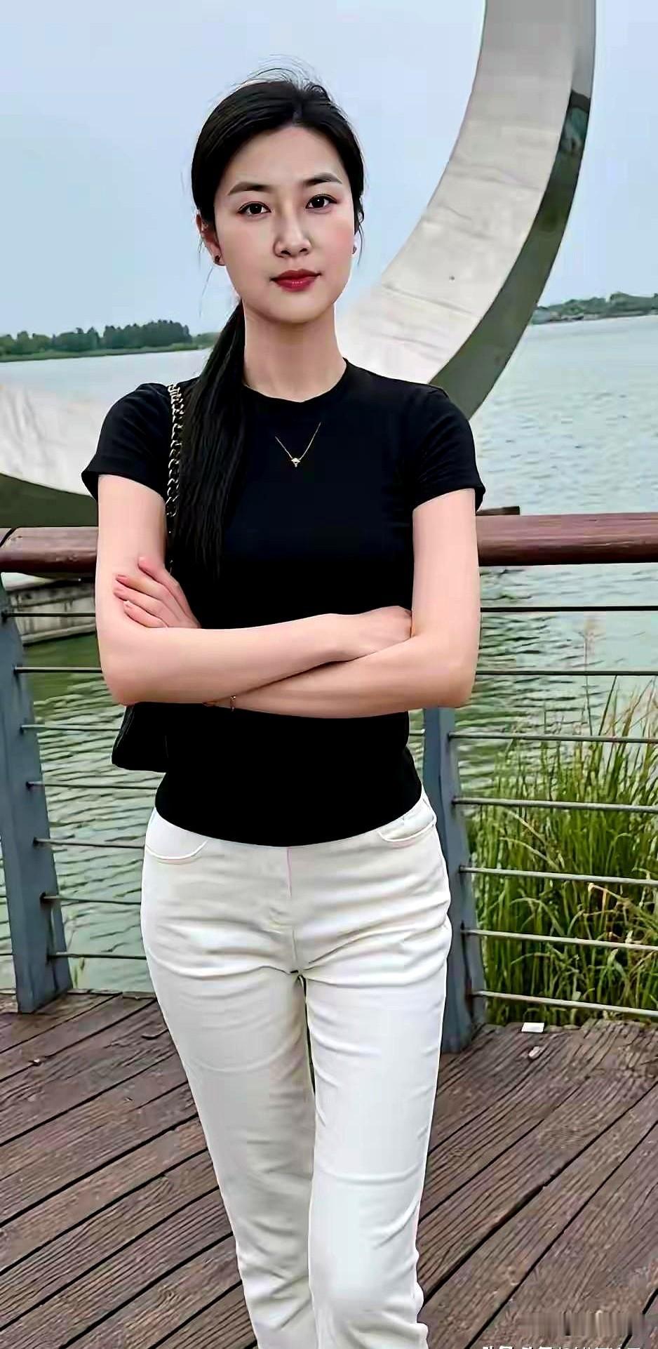当酒局刚散，车门被拉开的那一刻，手臂顺势一搂，腰线被触到，不过几秒。
第二天，走