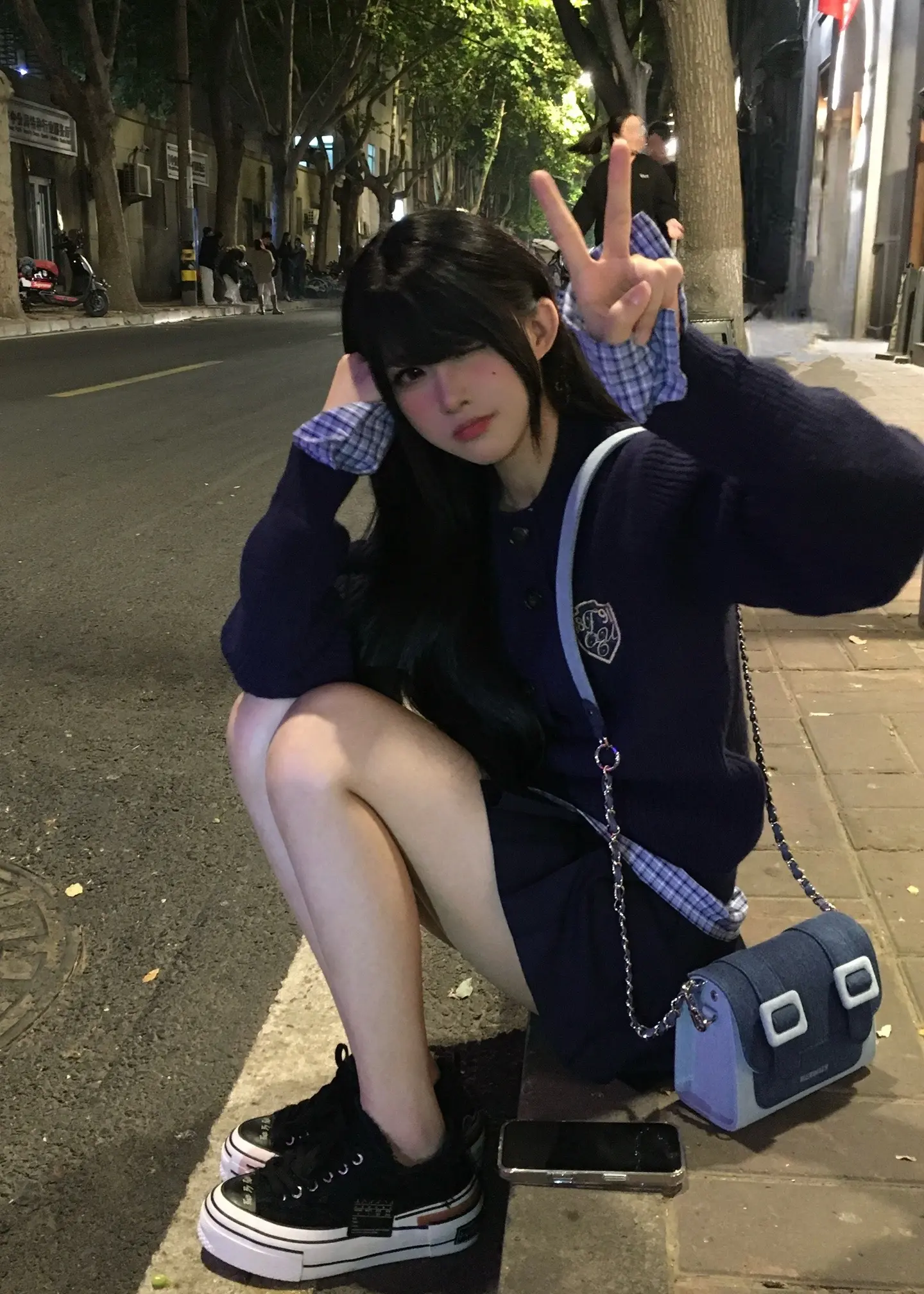 一起路边散步吹晚风