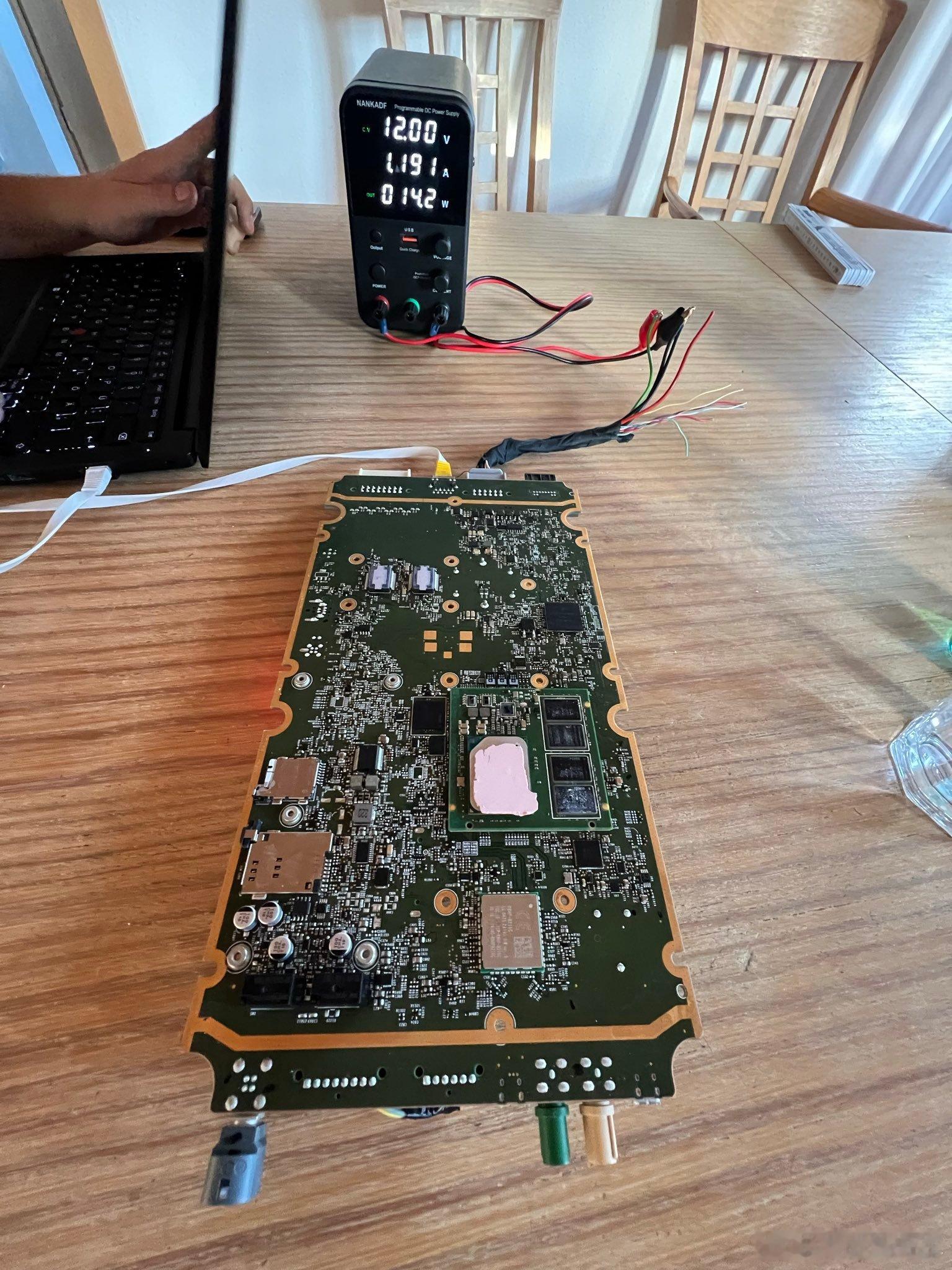 欧洲的特斯拉用户已经等不及了欧盟法规审核了，都准备上破解版 FSD 了，前些年乌