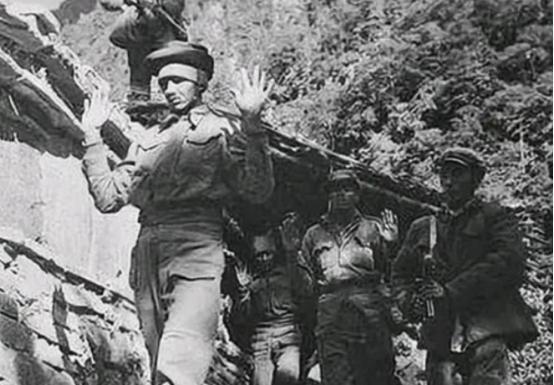 1962年，对印自卫反击战期间，毛主席正在听中印战争的战报，谁料，突然听到印度派