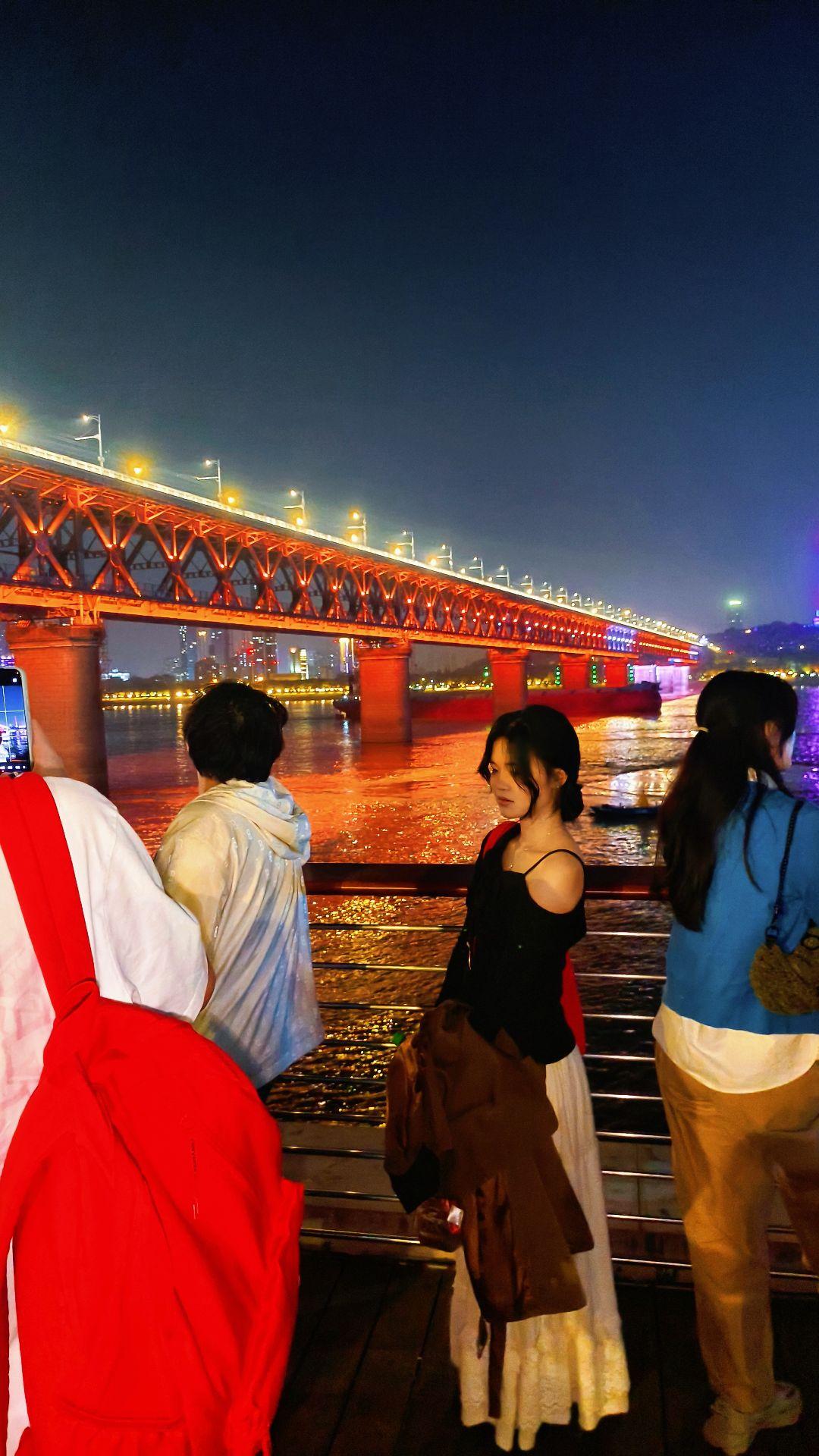 夜晚的长江大桥就是这么美。