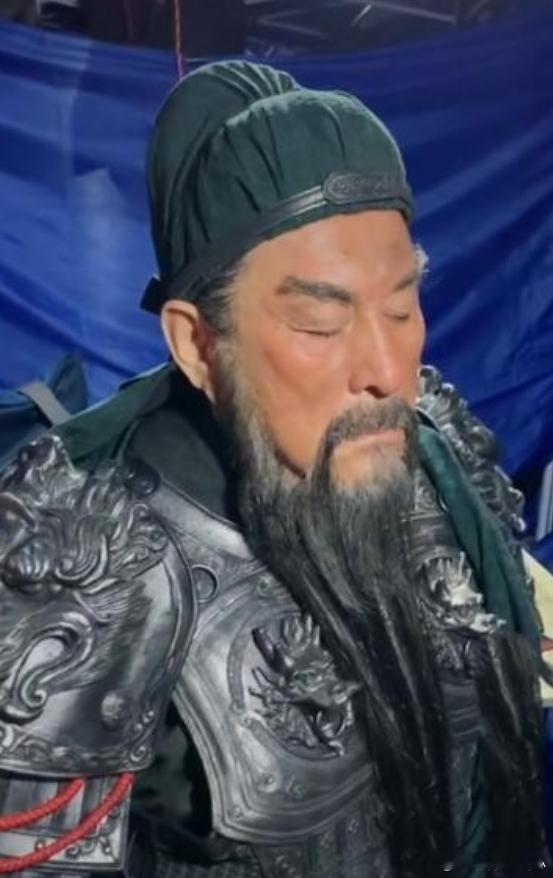 1990年，外出拍戏的“关羽”陆树铭，突然想起窗户没关。当时大雨倾盆，他急忙开着