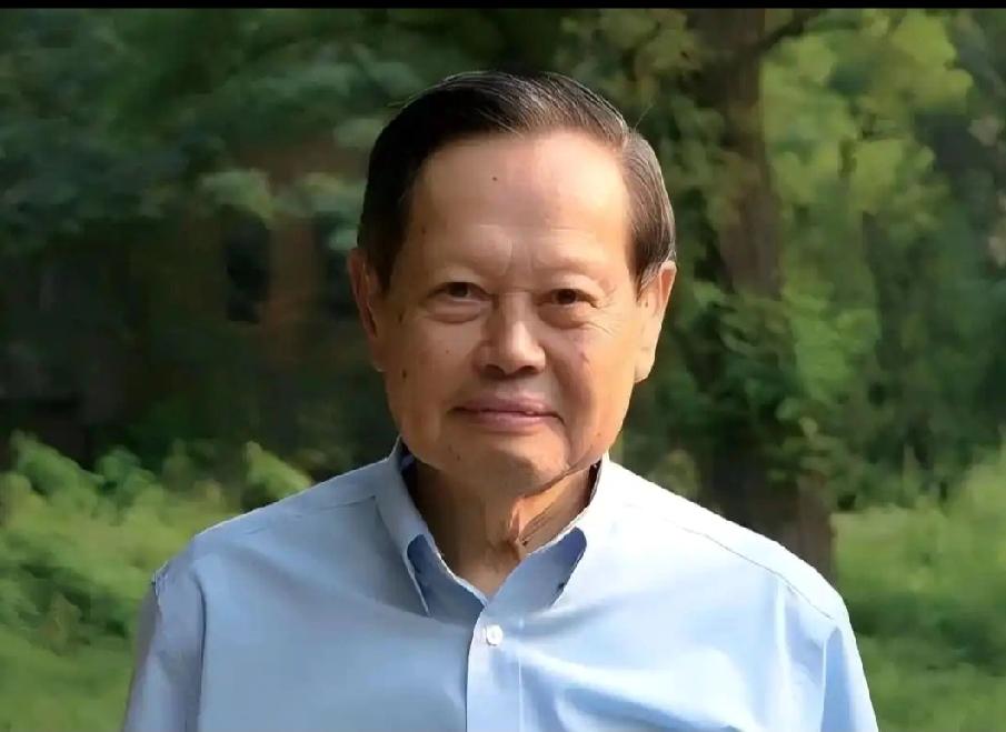 那个能和爱因斯坦聊天的老人走了
103岁的杨振宁，终究松开了物理世界的手
 
别