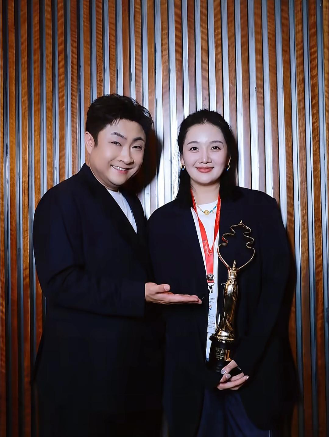 乔杉这回真出息了，
在北京国际电影节上，
他凭电影《森中有林》，
拿下了最佳男配