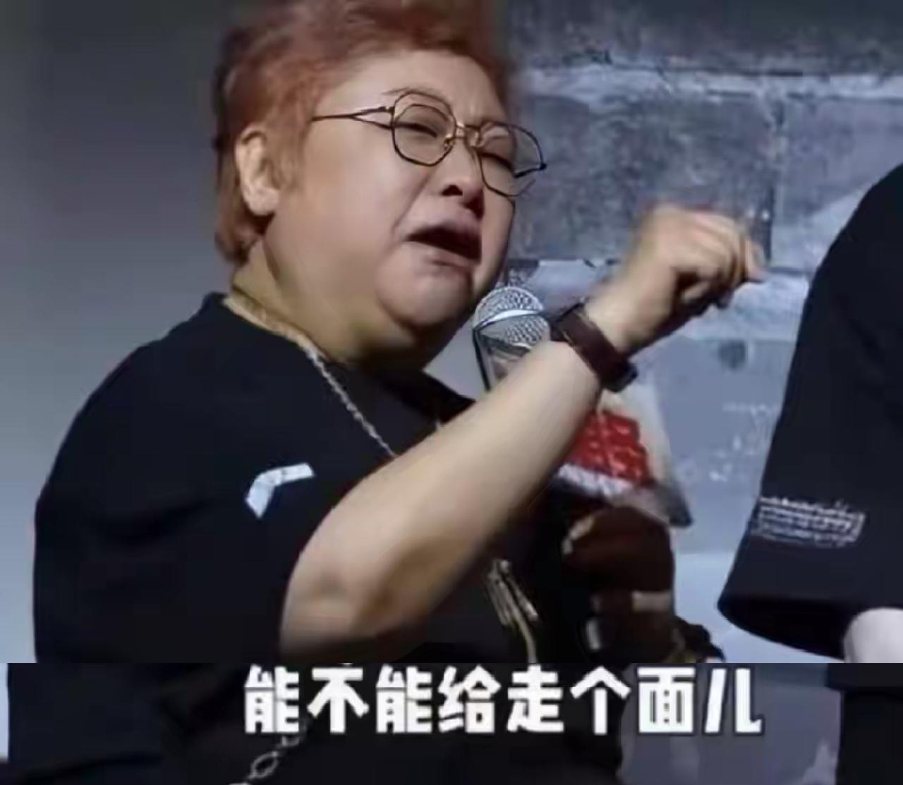 争议“走个面儿”掀底牌了，争的不是字面，而是背后对明星高片酬高收入的不满。所以韩