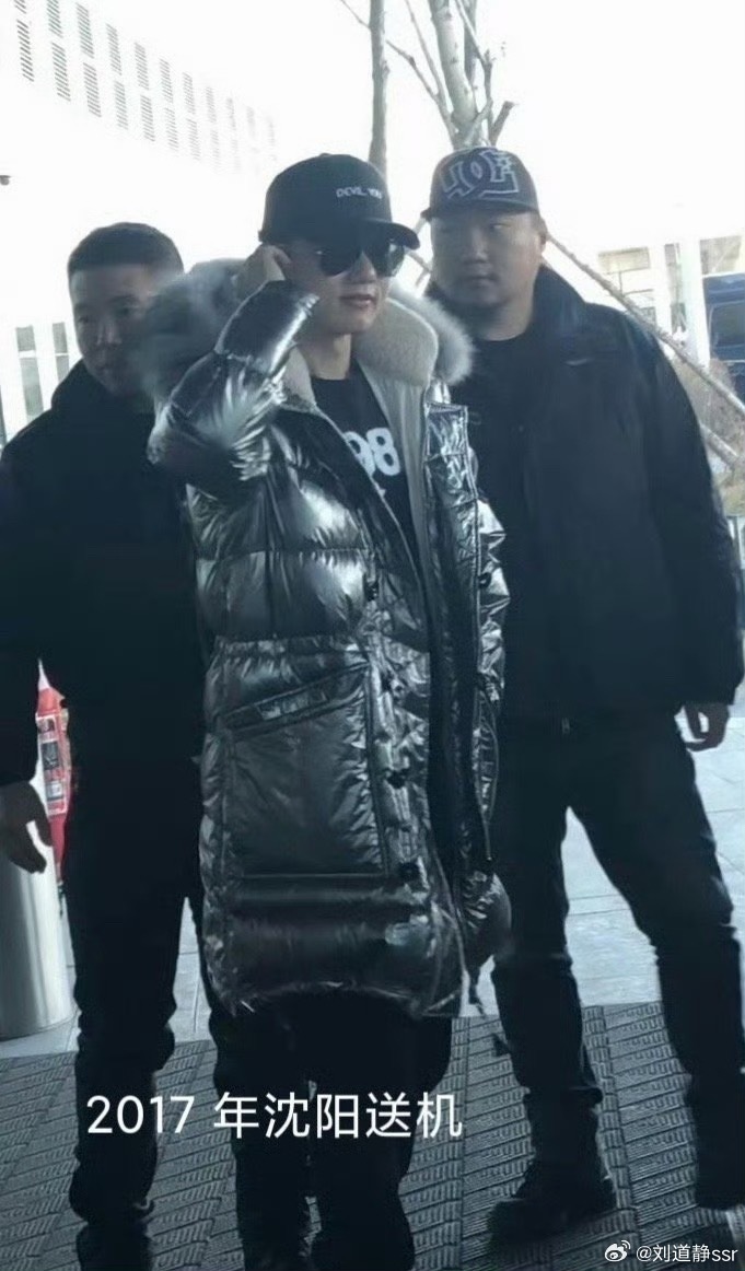 这羽绒服不会是谢娜送的吧杰哥一直穿着是不是很有质感可能～张杰一件羽绒服穿了快10