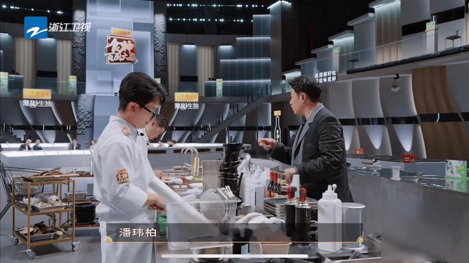 百厨大战让ai出菜谱 当真人厨师和AI同台竞技的时候，大家觉得哪个出的菜谱是更加