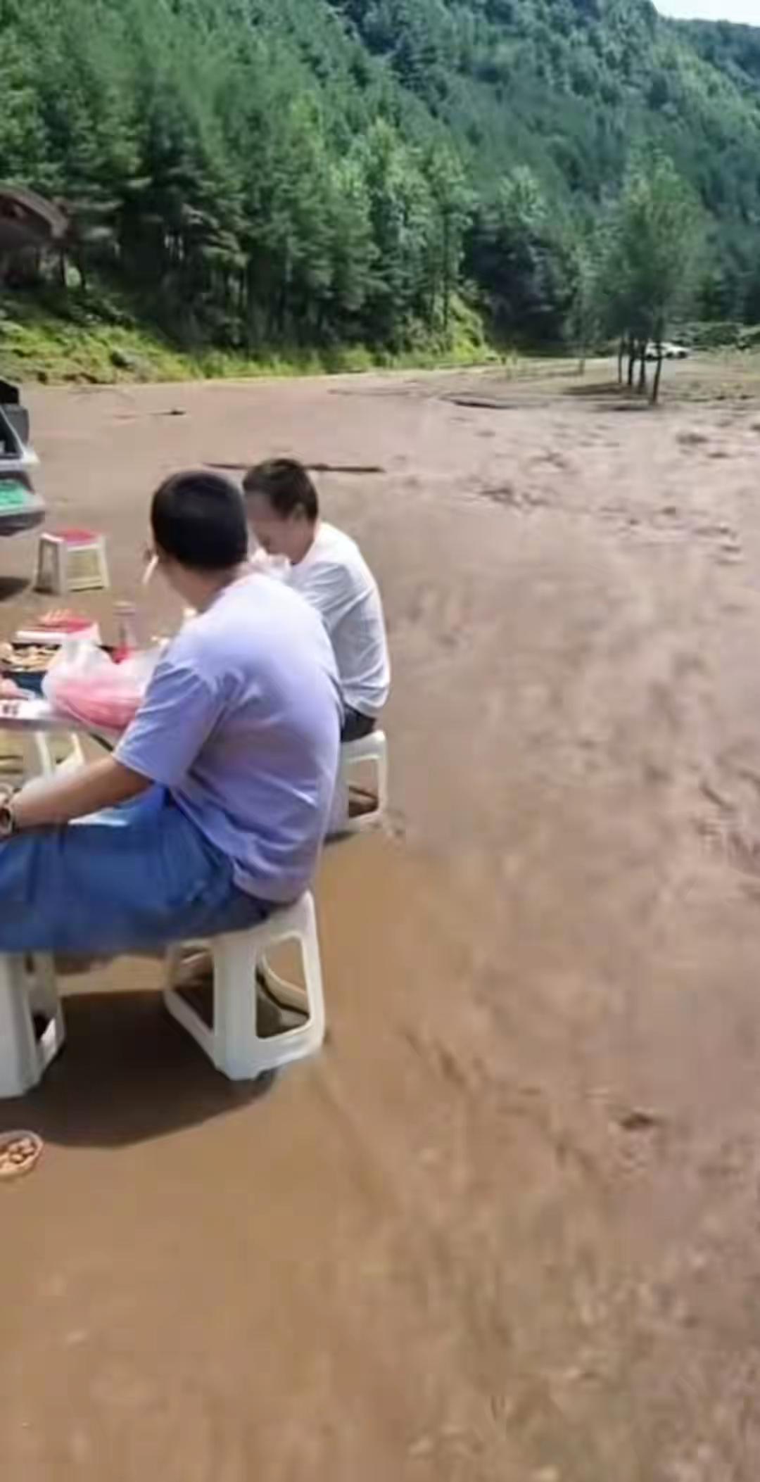 双石门那十个人，有人说死得太冤了，又有人说死的不怨，洪水初至还说笑，还在“看热闹