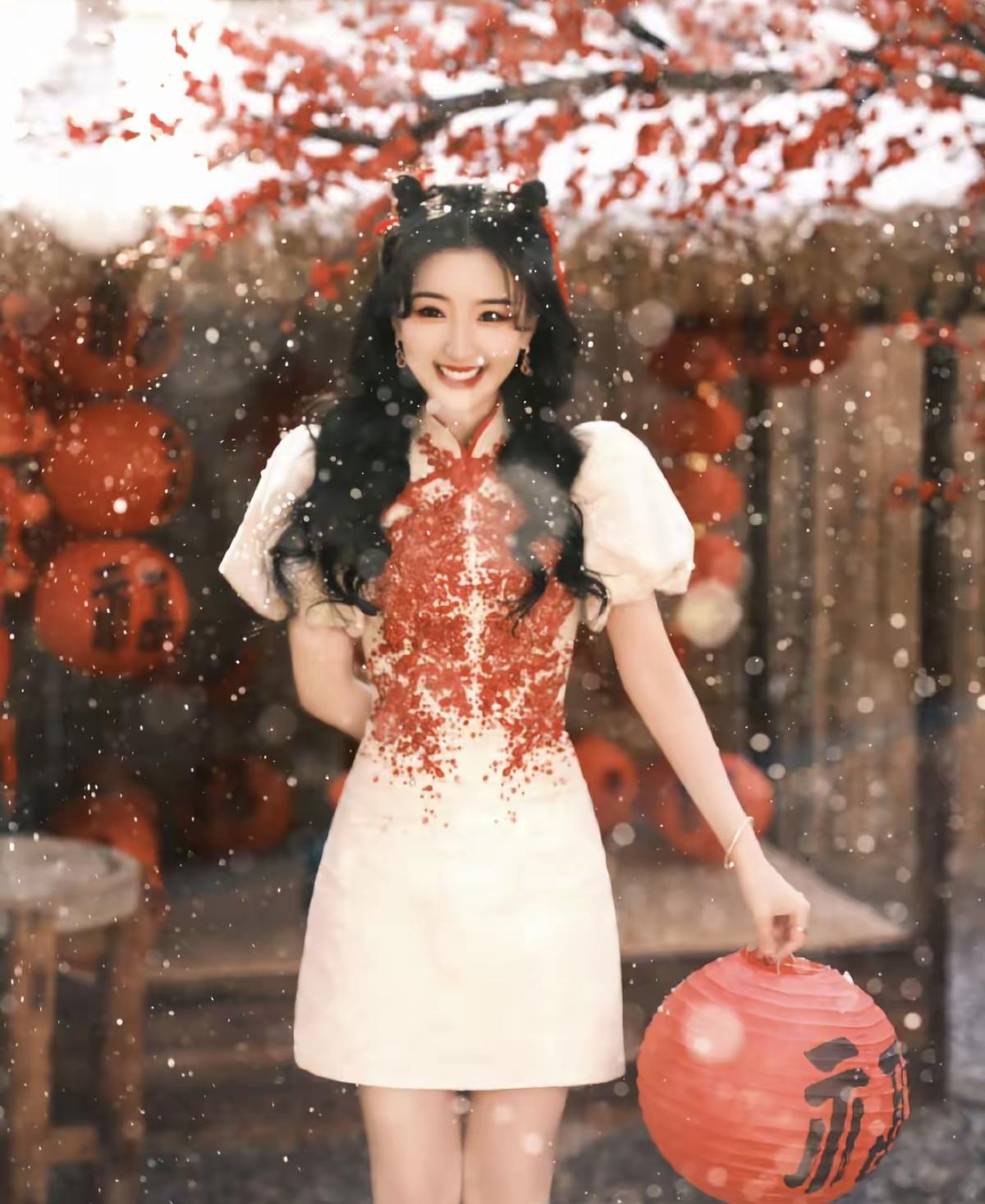 红梅覆雪，福灯高悬🏮
毛晓彤 身着新中式旗袍[比心]
把吉祥娃娃的甜美元气[加