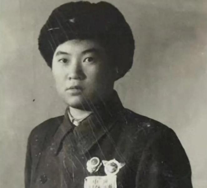 1950年，战斗英雄下身血流不止，医生正要帮她脱裤治疗，她强忍疼痛阻止说：“让女