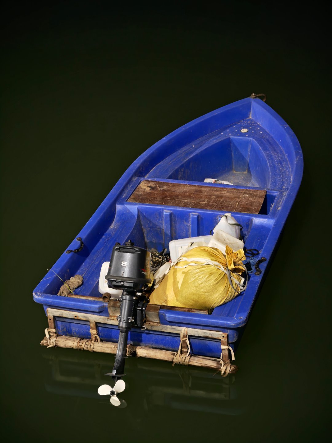 这么冷的天，一大早上看到打鱼人在江面上放鱼网，吹着江风应该更冷吧！