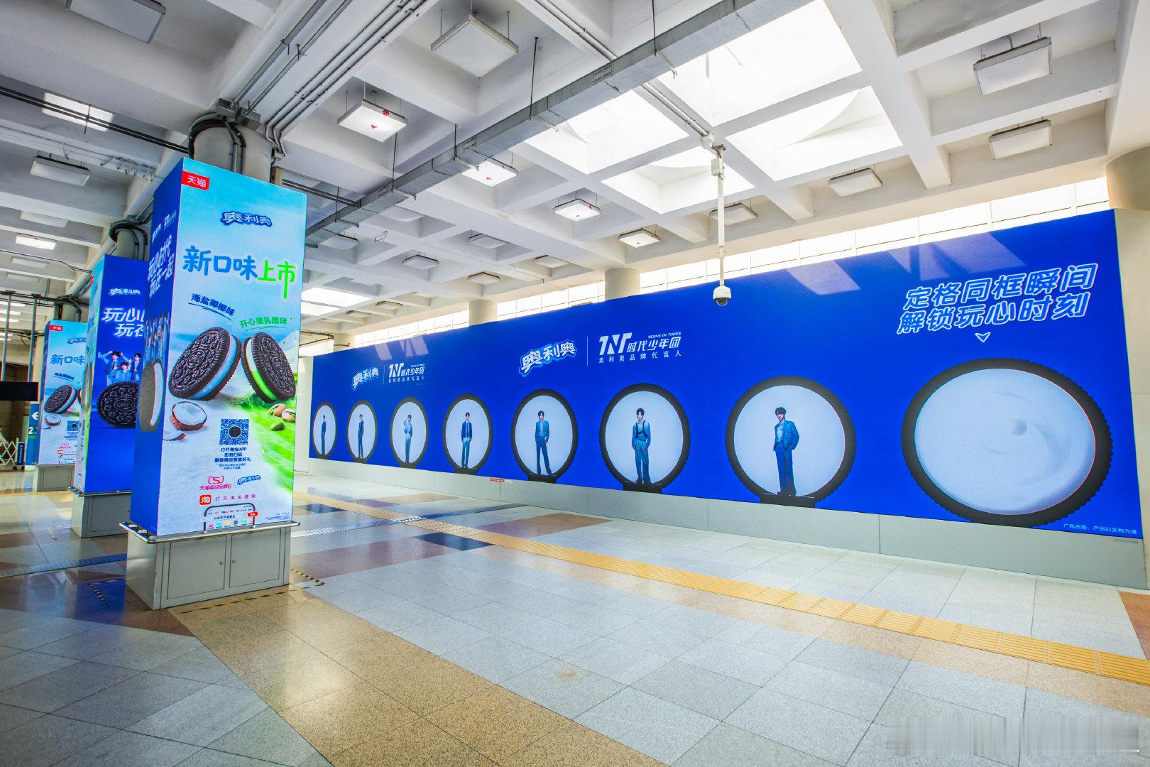 街头偶遇时团大屏夯爆了 各大城市核心商圈大屏集体上线，醒目位置强势刷屏，气场十足