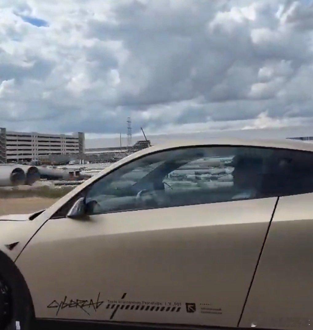 Cybercab目前测试车仍保留方向盘，看看明年正式量产方向盘会不会摘掉。Cyb