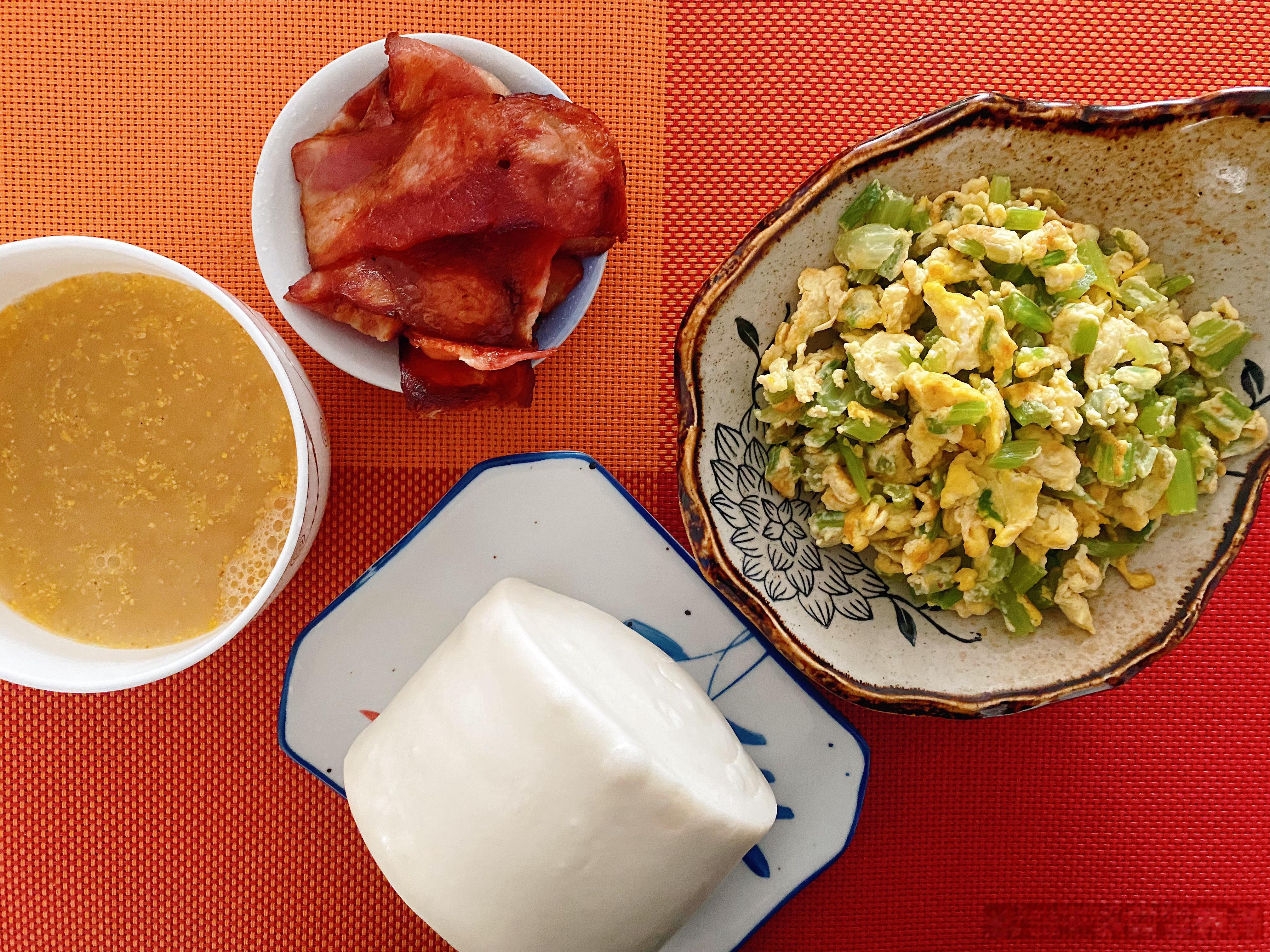 早餐哥  10月19日早餐芹菜炒鸡蛋，煎培根，馒头，八珍粉一步实走，胜于万全未行