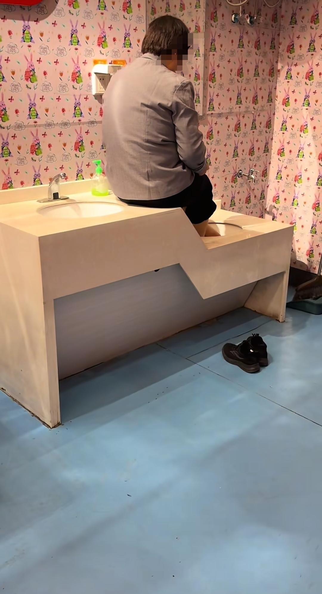 #保洁员在母婴室泡脚拷问文明底线#【快评丨保洁员在母婴室洗手池泡脚，拷问管理责任
