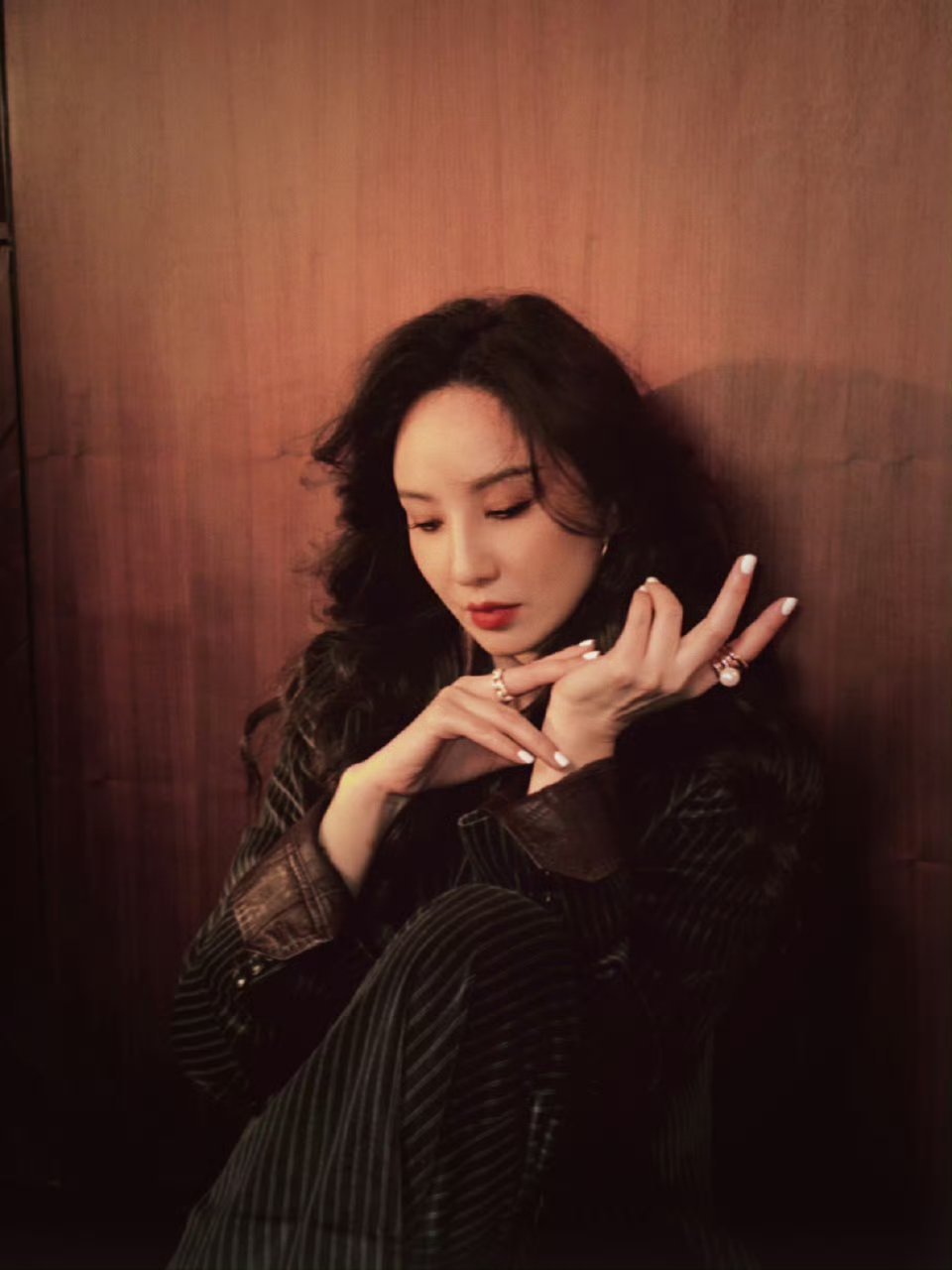 郑希怡 穿这么漂亮搞抽象郑希怡穿得这么精致贵气，结果在镜头前疯狂整活！美女的反差