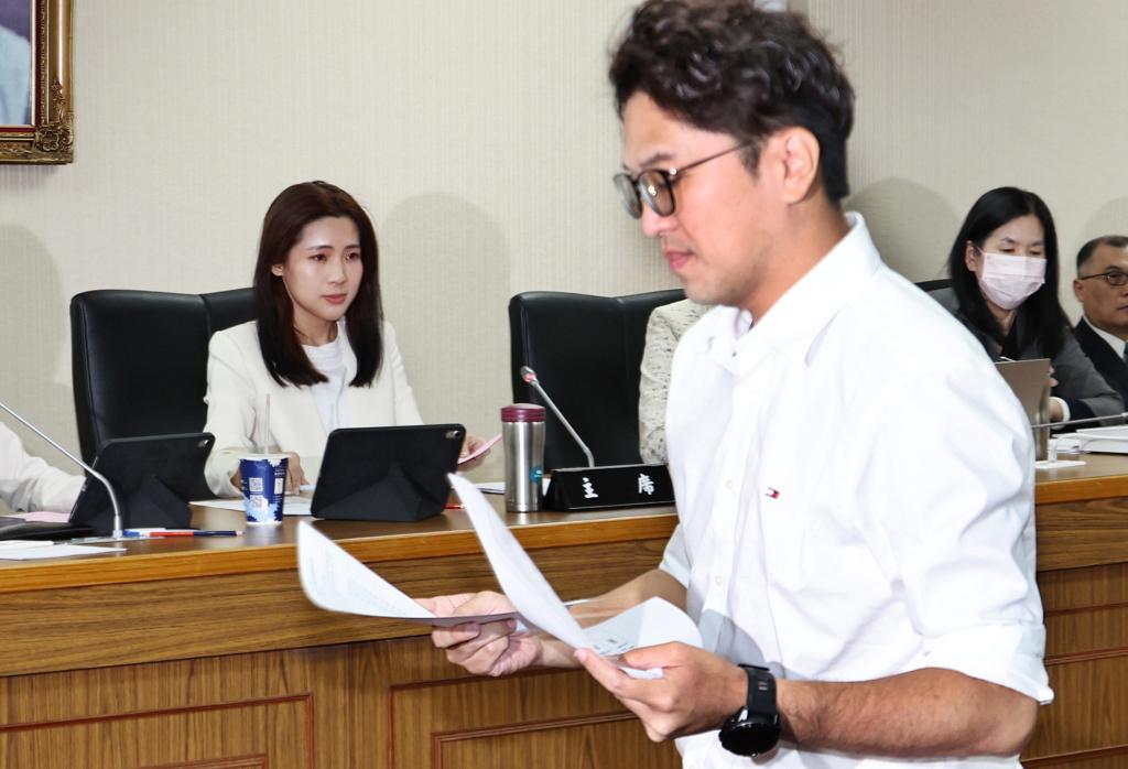 沈伯洋连翘班3次 蓝营举牌“薪水小偷” 绿委遭酸爆
今(27日)举行县市长、议员