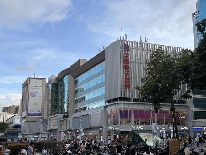 实探华强北AI硬件现状：四大天王崛起，百元级产品收割下沉市场