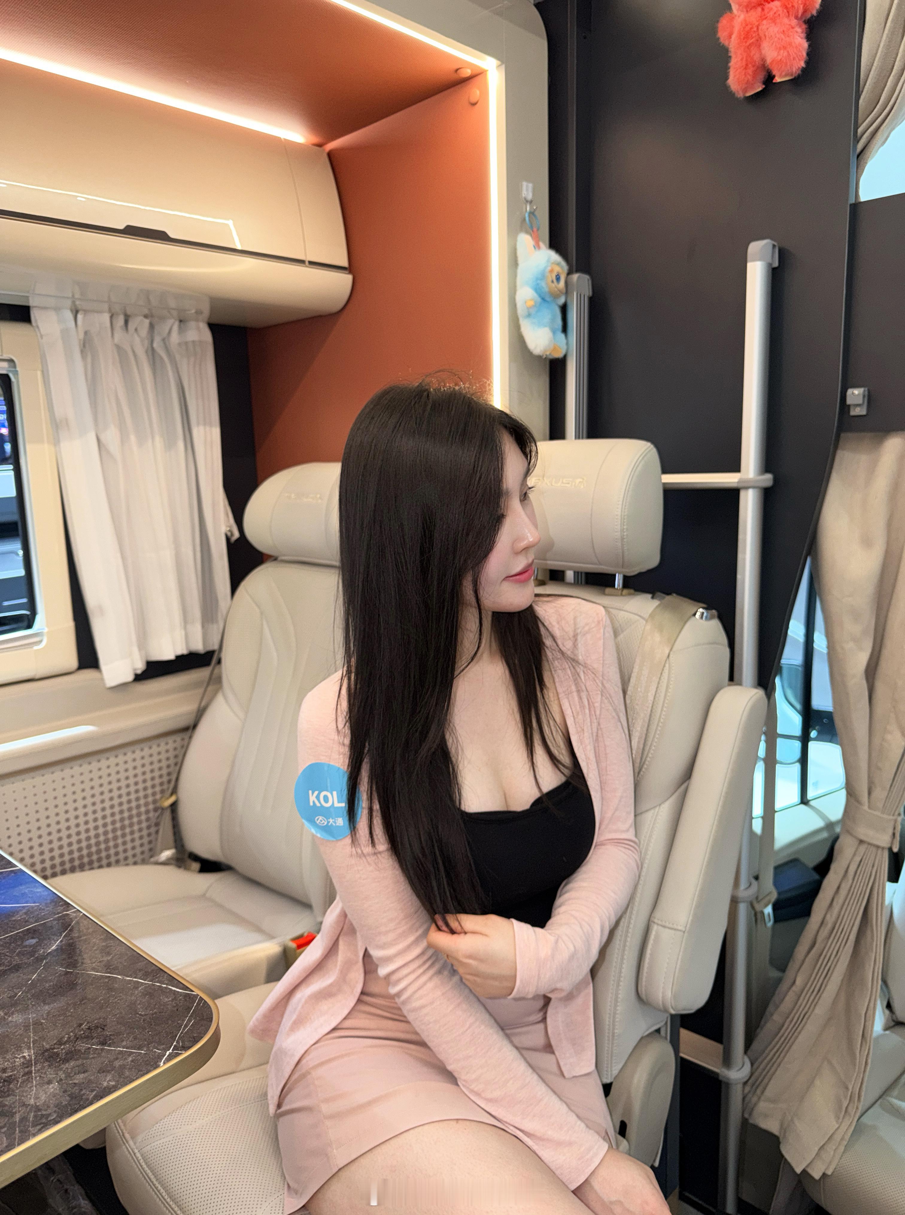 我在透过北京车展的保姆车看向外面的美女你在干什么？北京车展车展北京 北京·中国国