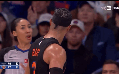 这俩人像夫妻吵架[捂脸]
哈特被吹T，满脸不服气。