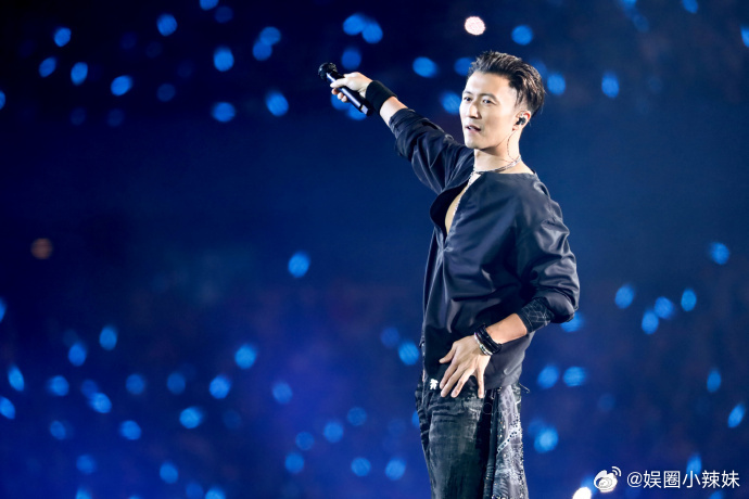 谢霆锋个唱舞台又进化了谢霆锋14米高球体移动舞台六月的浪漫，是谢霆锋给的！南京、