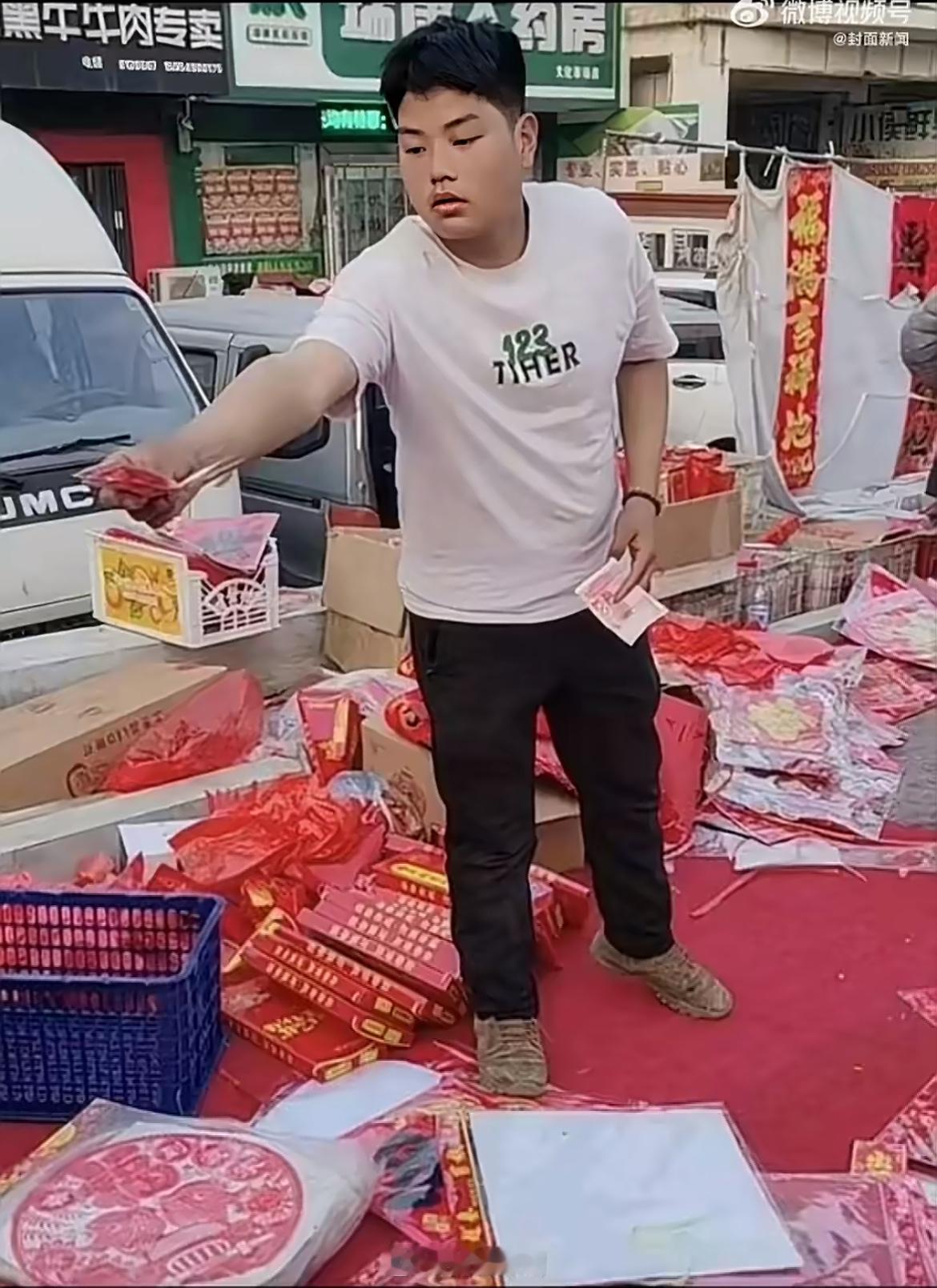 “穷人的孩子早当家！”14岁龙凤胎春节摆摊卖春联，13天狂赚3万块！有人夸孩子懂