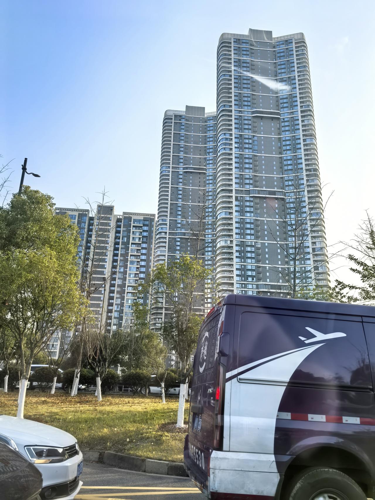 三年级娃的周末，
英语班+围棋班，
效果没见着，
孩子直呼累。

一二年级报过篮