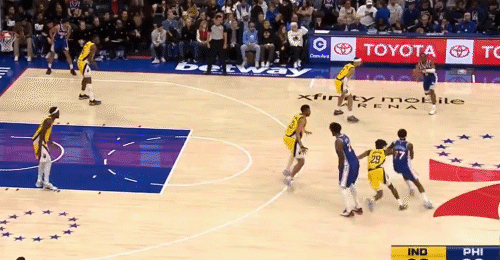 这扣篮太难了！对面比他高半头呢！！