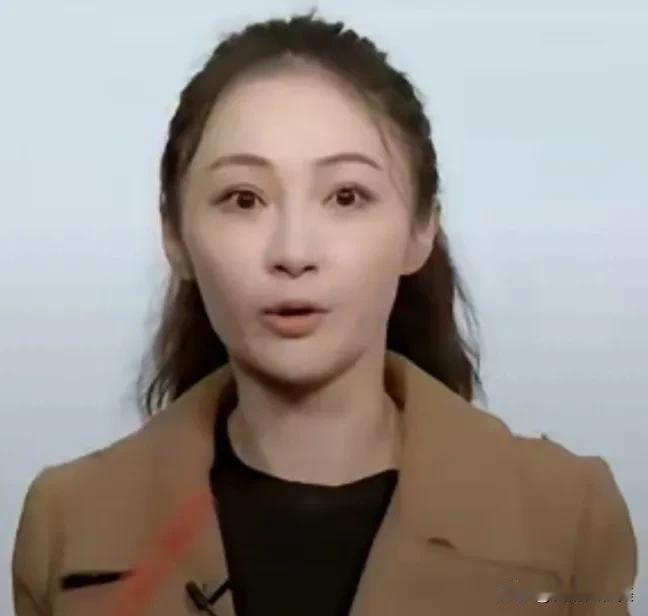 这个美女演员是李小冉吗？有种沧桑感，不过大眼睛双眼皮还是很漂亮的，
但是又很像金
