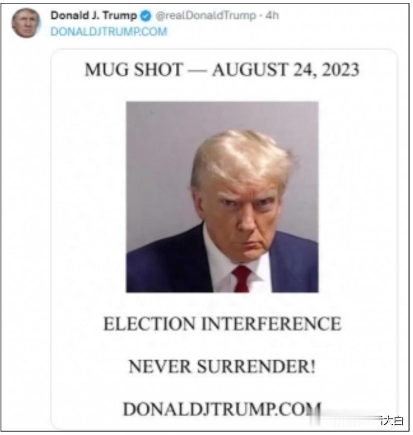 特朗普就选举舞弊案在亚特兰大监狱自首。
特朗普乘坐私人飞机前往亚特兰大，在富尔顿