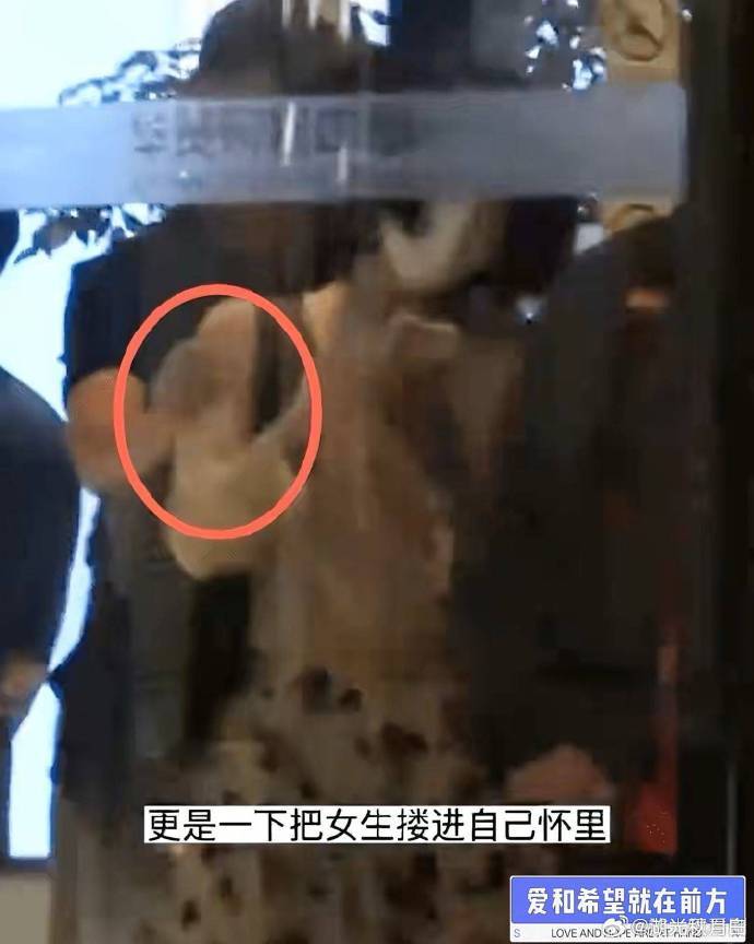 那英老公三年前被拍搂抱美女那英老公疑出轨旧闻曝光事发时那英正在伦敦陪伴女儿留学感
