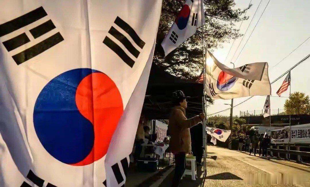 今天韩股崩了，我没什么感觉，个人觉得还是韩国的国运没了。我不买股票，涨跌对我没有