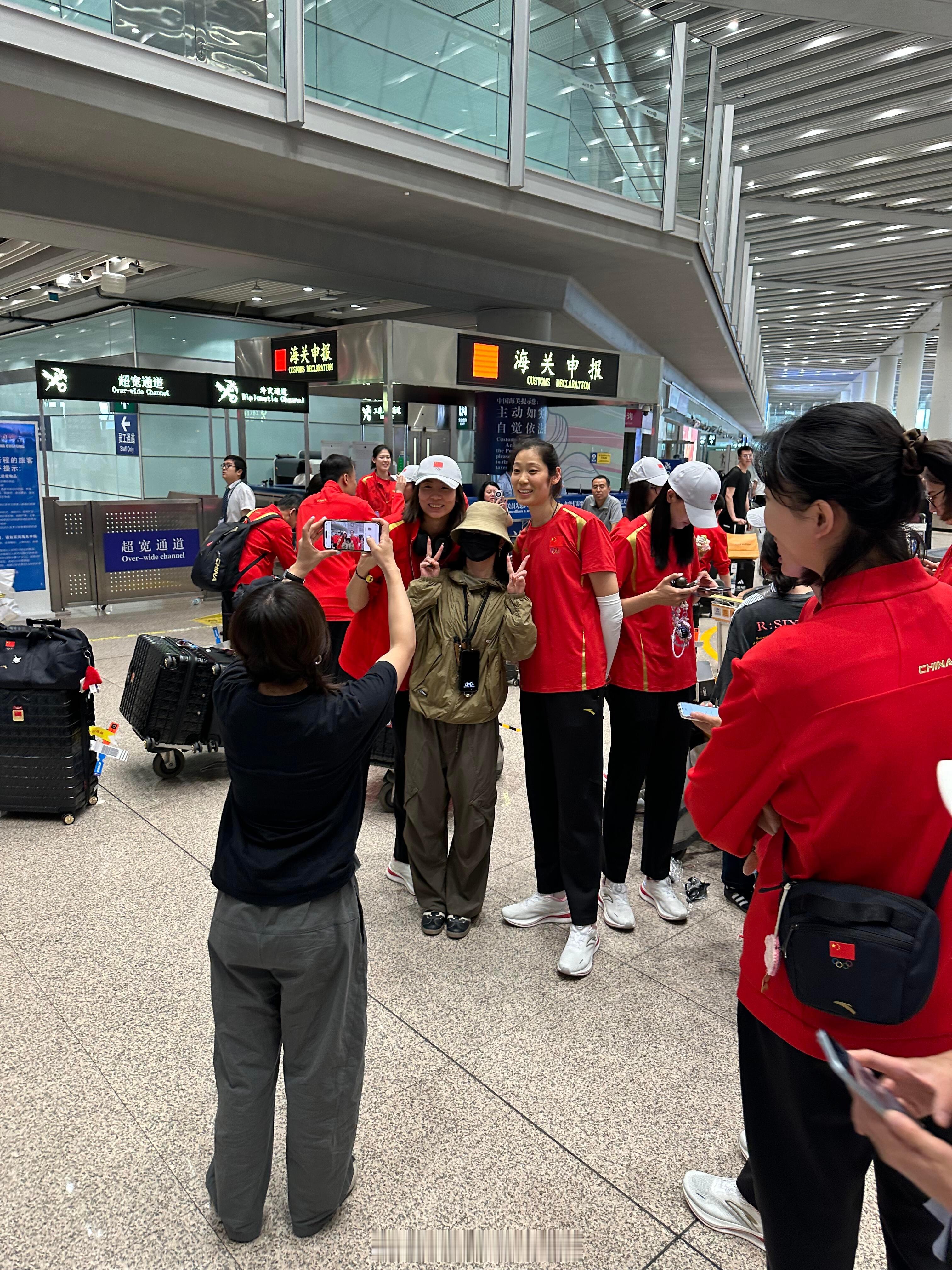 #中国女排# 欢迎回家！！！Cr:小🍠网友（柚） ​​​