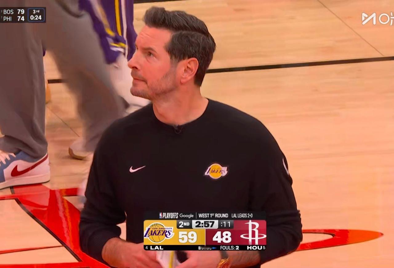 一记三分，一个空接，布朗尼都能打爆火箭！这样的湖人太可怕了！距离半场结束还有不到