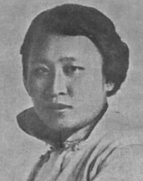 1941年，头号女汉奸陈璧君在饭店用餐，突然想要小解。她也不去厕所，直接命女宾把