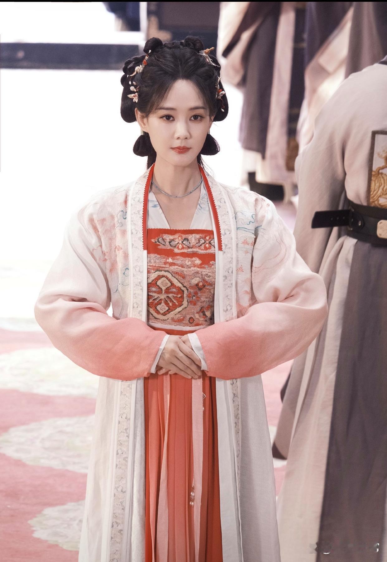 1、李一桐这体质真不是一般的体寒，简直像被冰封了一样。演了几十部女主戏，愣是没一