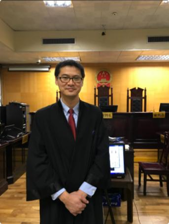 罗翔说：“年轻的时候，别把太多心思放在人脉上，不是因为人脉不管用，我非常负责任的