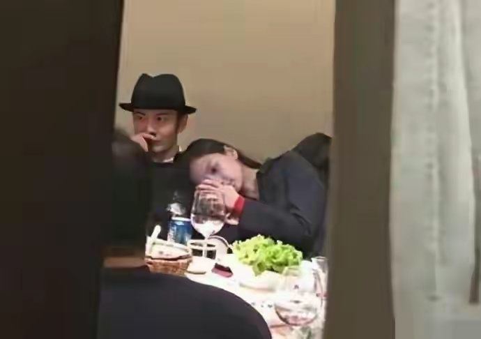 早年的黄晓明，对她满是藏不住的偏爱与保护。 