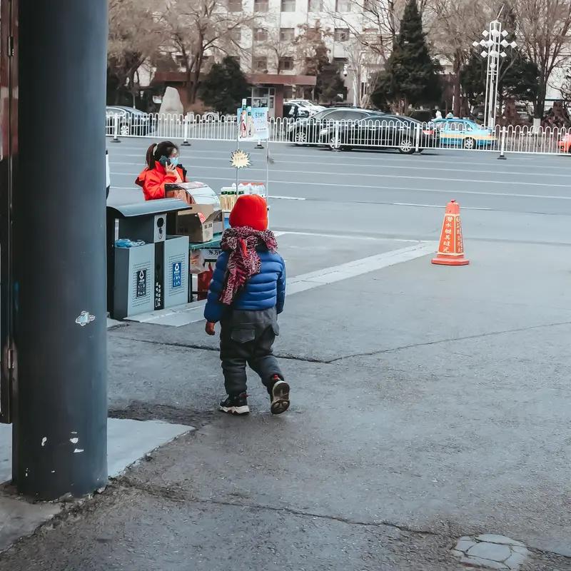 今天等公交时，突然听到一小孩闹腾：“妈妈，我要吃那个!”妈妈：“那是垃圾!不好吃