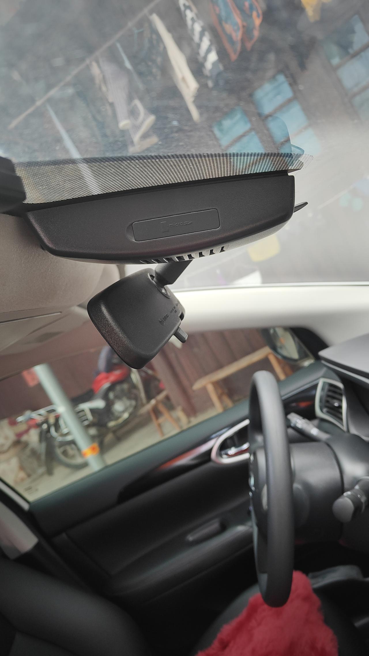 日产有多抠门吧！
十多万提的轩逸
行车记录仪内存卡都没有