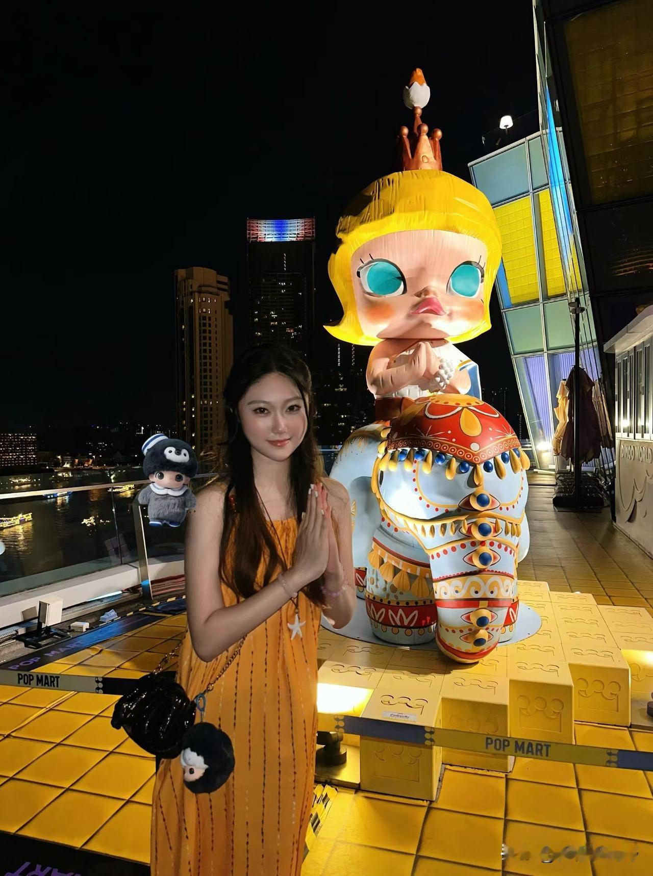 夜游城市，打卡超萌卡通雕塑，少女心爆棚！🌃📸