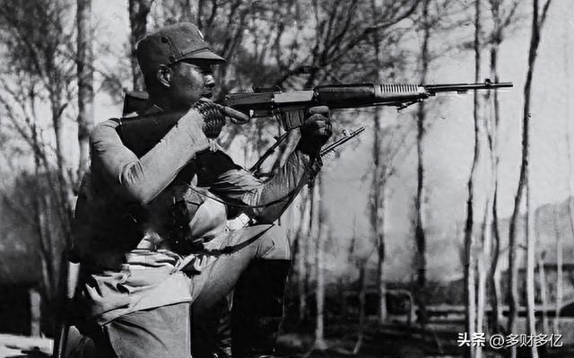 张学良贴身卫队单兵装备究竟有多奢华，每人配发三支枪堪称科幻级别，这支神秘武装的最